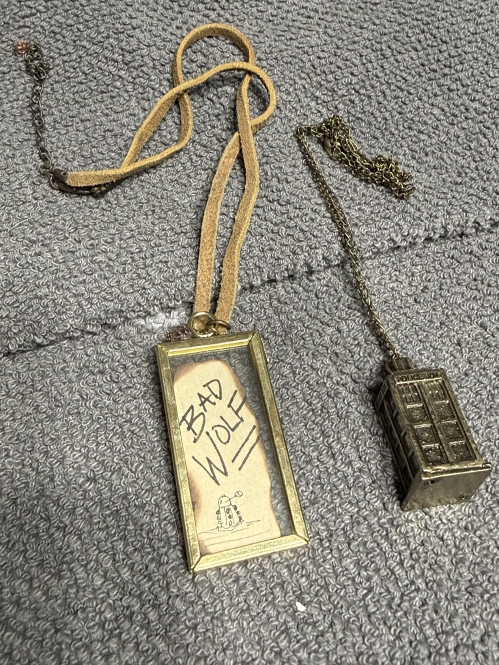 4 Doctor Who Necklaces!! Bad Wolf, 2x TARDIS and Wibbly Wobbley!